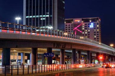 Gece vakti Varşova şehir merkezinde tepedeki yolda.