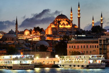 İstanbul 'un aydınlanmış eski kent ilçesine akşam saatlerinde bak