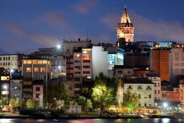 İstanbul 'da tarihi bir kuleye sahip aydınlık ilçenin akşam manzarası