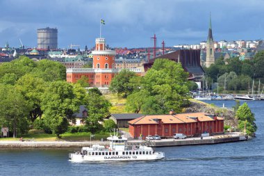 Stockholm City 'deki Djurgrden Adası' nın önündeki su taksi gemisi.
