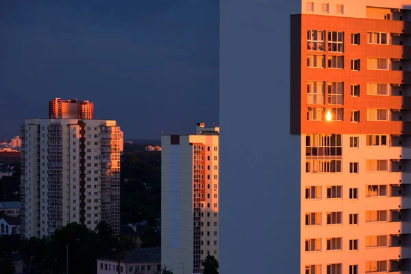 Rumah Apartemen Bertingkat Daerah Perumahan Saat Matahari Terbenam — Stok Foto
