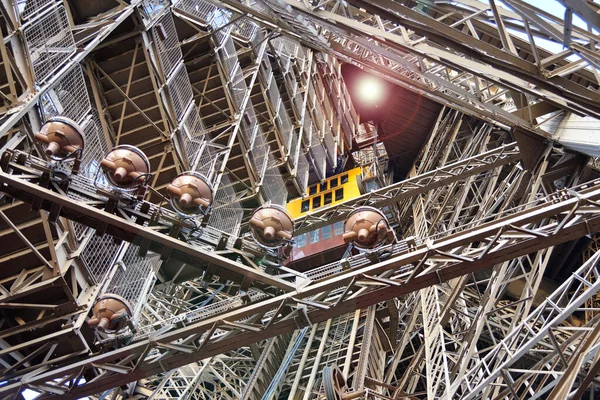 Ascensor Entre Vigas Metálicas Dentro Torre Eiffel — Foto de Stock
