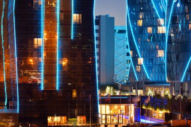 İstanbul 'un Maltepe ilçesinde neon ışıklı modern lüks otelin dışı