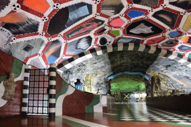 Stockholm 'deki Tunnelbana metro istasyonunda metro içi.