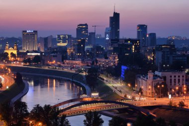 Alacakaranlıktaki Vilnius şehir merkezinin panoramik manzarası
