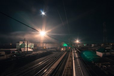 Gecenin bir yarısı tren istasyonu