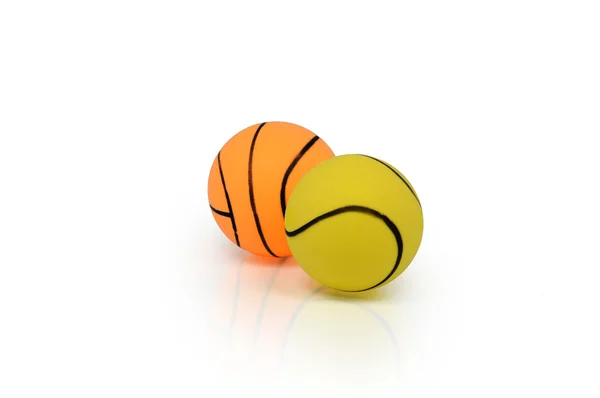 Dos pelotas aisladas de baloncesto y tenis — Foto de Stock