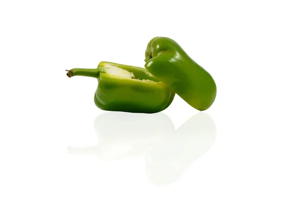 Дві половинки зеленого болгарського перцю — стокове фото