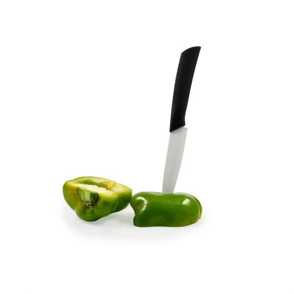 Μαχαίρι που κόβει ένα μισό πράσινο πιπέρι — Φωτογραφία Αρχείου