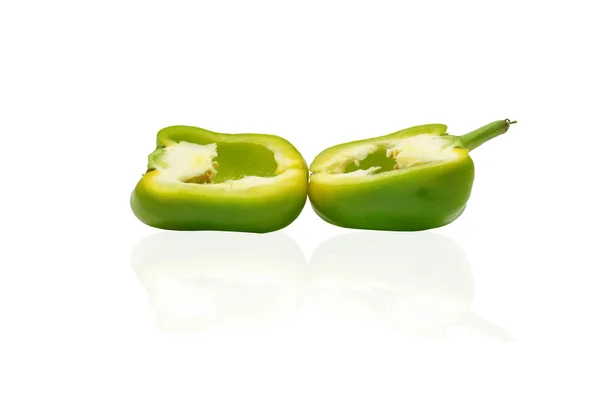 Дві половинки зеленого болгарського перцю — стокове фото