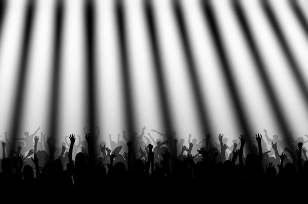 Sylwetki ludzi na koncercie z oświetleniem — Zdjęcie stockowe