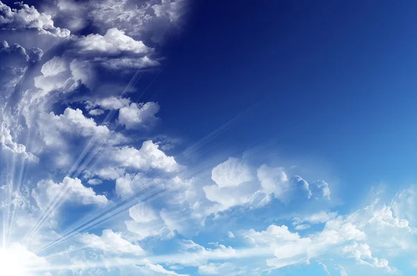 Stormachtige wolken op een blauwe lucht en licht die stralen worden — Stockfoto