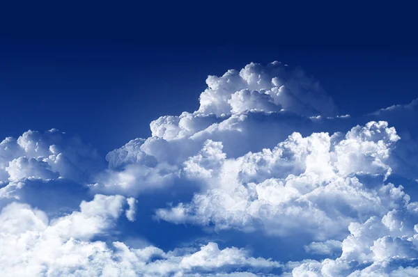 Nuvens tempestuosas no céu azul escuro — Fotografia de Stock