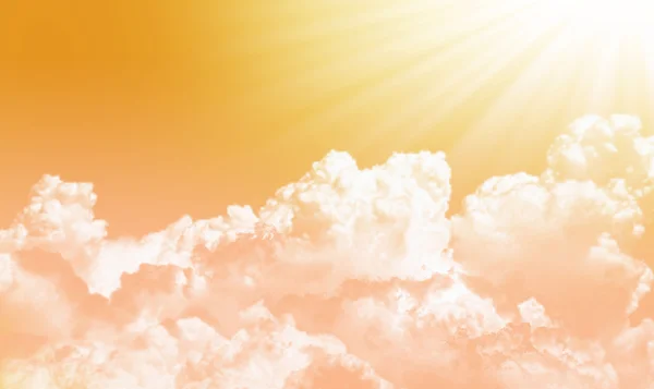 Cielo naranja al atardecer con nubes y rayos de sol — Foto de Stock