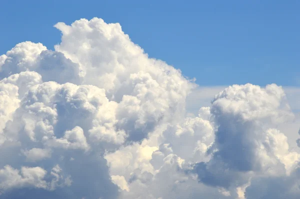 Pluizige witte wolk — Stockfoto