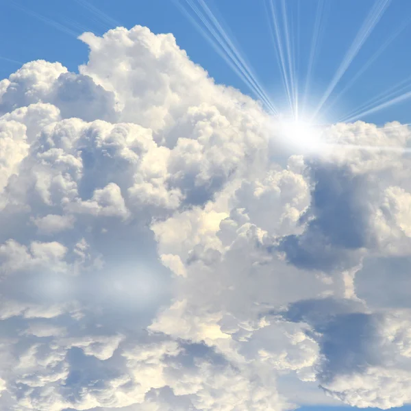 Хмара з сонячними променями роздуми на воді — стокове фото