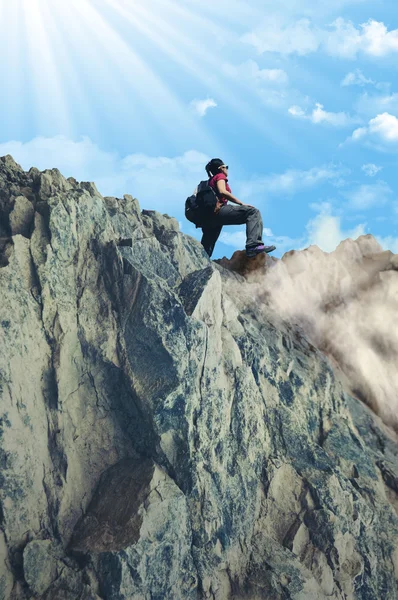 Mädchen besteigt felsige Berge — Stockfoto