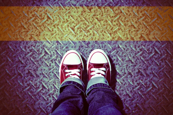 Rote Schuhe an der Grenze — Stockfoto