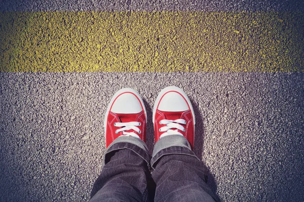 Rote Schuhe auf Asphalt — Stockfoto