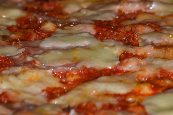 Pizza mit Tomate — Stockfoto