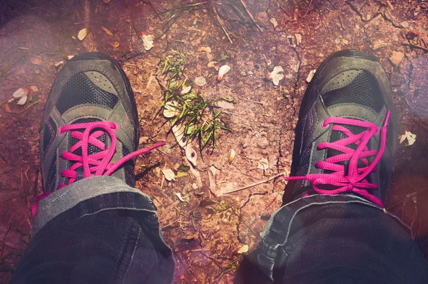 하이킹 신발으로 비포장도로 — 스톡 사진