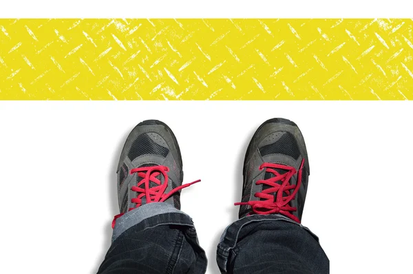 Человек ходьба обувь с остановкой линии — стоковое фото