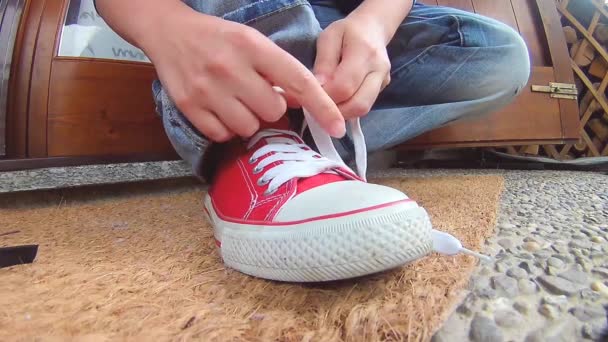 Persona cinturón zapatillas rojas — Vídeo de stock