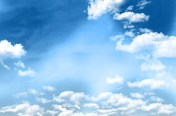 Mau tempo, nuvens brancas no fundo azul — Fotografia de Stock