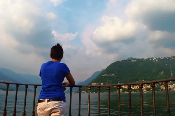 Ragazza sul Lago di Como — Foto Stock