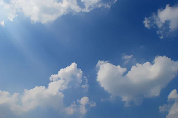 Céu azul e nuvens brancas — Fotografia de Stock