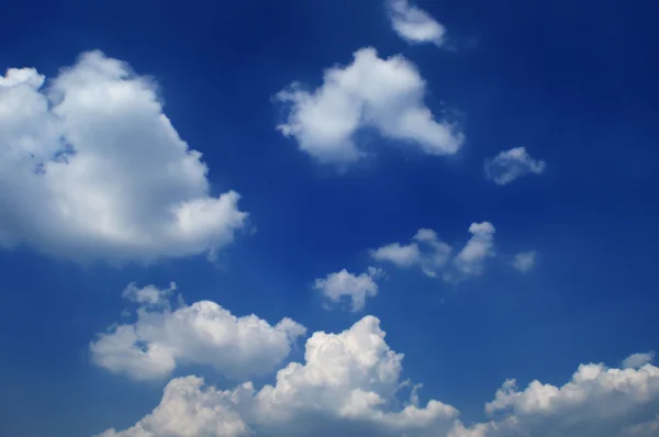 Céu azul e nuvens brancas — Fotografia de Stock