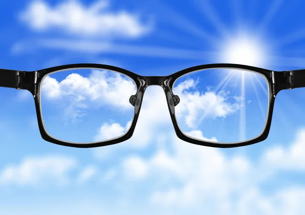 Cielo muy borroso y gafas con cielo azul — Foto de Stock