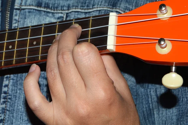Spela ukulele — Stockfoto