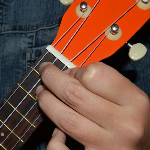 Spela ukulele — Stockfoto