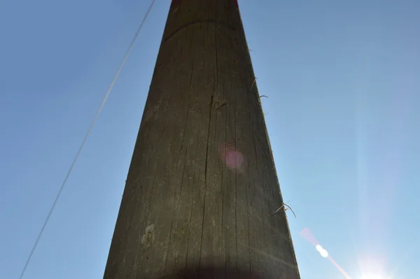 Деревянный электрический столб — стоковое фото