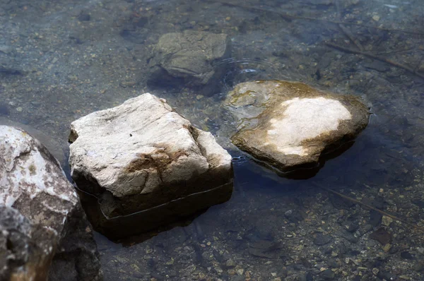 Piedras grandes en agua — Foto de Stock