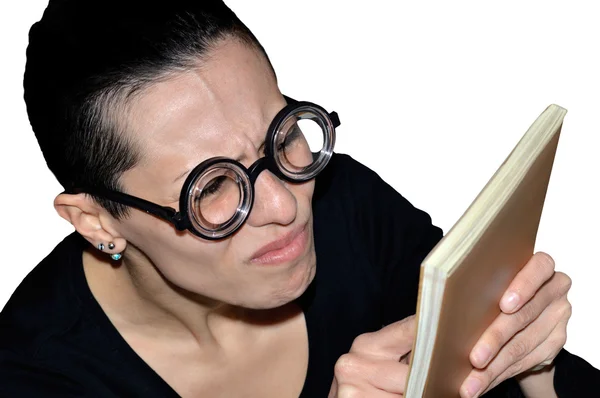Ragazza con gli occhiali leggere un libro — Foto Stock