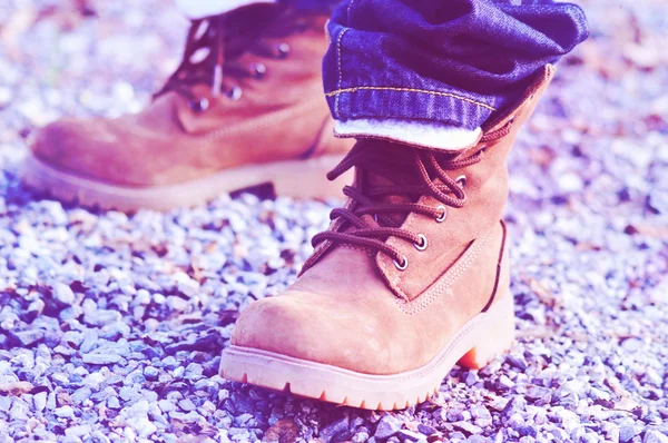 Bergsteigerschuhe mit Jeans — Stockfoto