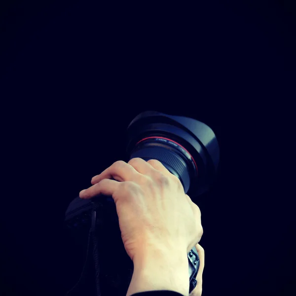 Camera met twee handen — Stockfoto