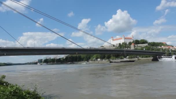 Řeka Dunaj a Bratislavský hrad v Slovenské republice.