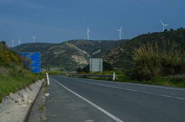 Rüzgâr türbinlerini geçince boş dağ yolu var.
