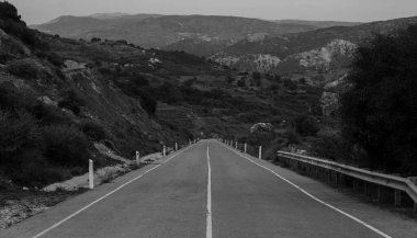 Siyah-beyaz, boş dağ yolu.