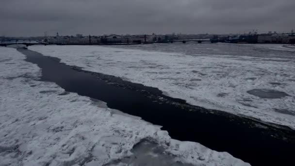 Drone Πάνω Από Τον Ποταμό Neva Αγία Πετρούπολη — Αρχείο Βίντεο