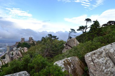 Doğa, taşlar ve Sintra Kalesi