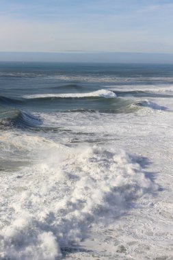 Denizde azgın dalgalar, fırtına