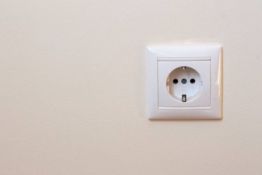 Açık sarı duvardaki elektrik prizi, açık sarı duvardaki elektrik prizi, Avrupa temerrüdü, boş alan