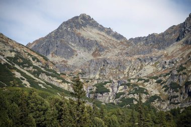 Slovakya 'nın yüksek Tatras dağlarında Skok şelalesi