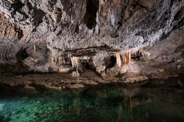 Demanovska Özgürlük Mağarası 'ndaki Demanovka Nehri' nin en uzun mağara sistemi Slovakya 'dır.
