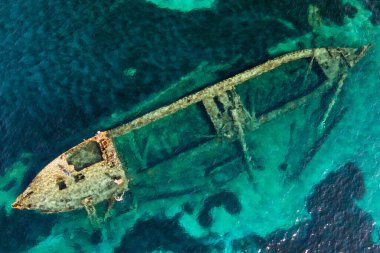 Hırvatistan 'ın Adriyatik Denizi' ndeki Dugi otok adası yakınlarındaki gemi enkazı Michelle 'in hava manzarası