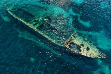 Hırvatistan 'ın Adriyatik Denizi' ndeki Dugi otok adası yakınlarındaki gemi enkazı Michelle 'in hava manzarası
